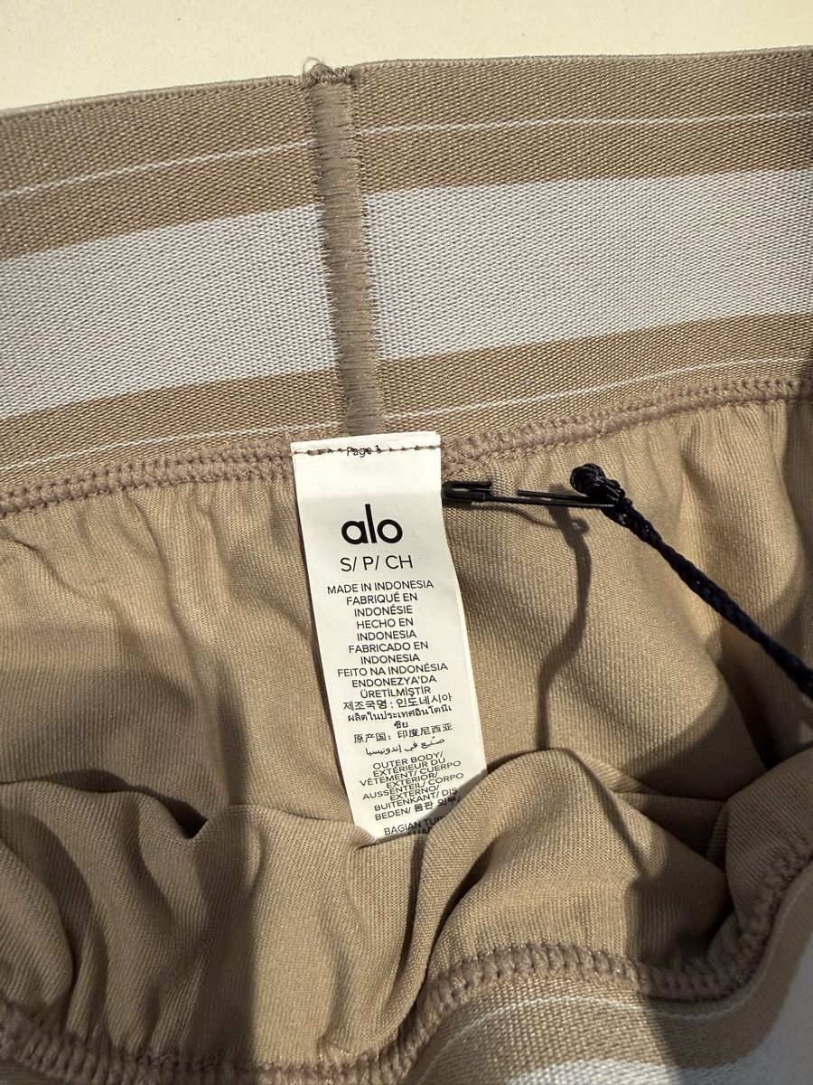 Alo Yoga Hosen: ALO sport shorts  – Neu und originalverpackt aus Bäch SZ von jfog 3