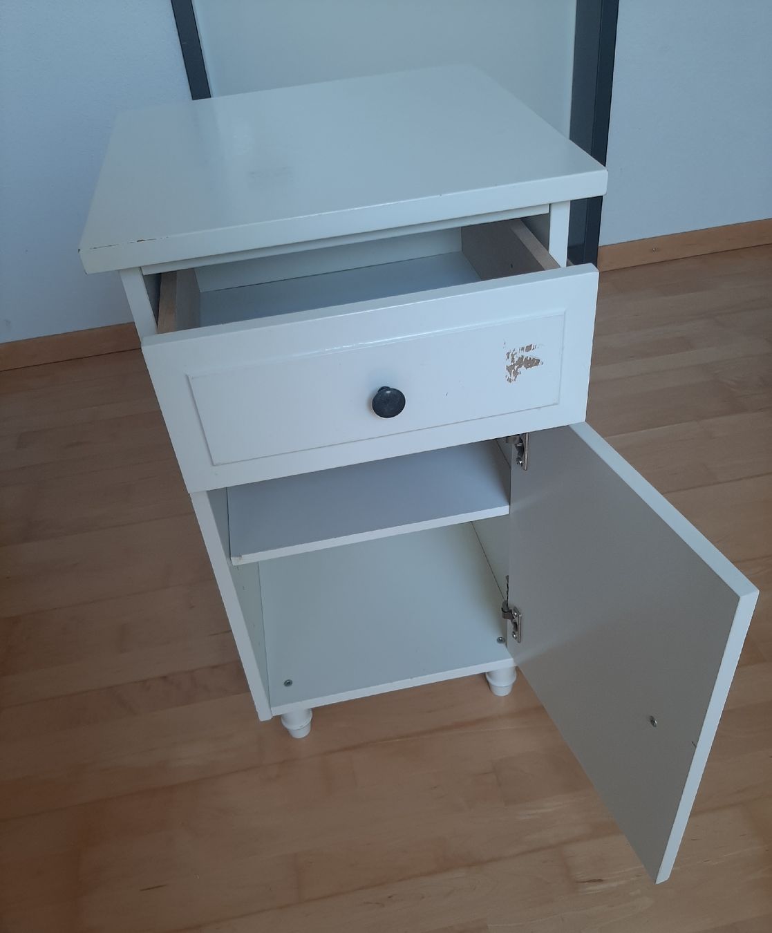 Tables de nuit: Kommode / Nachttisch weiss aus Holz – D'occasion à Wenslingen par meli.99 1