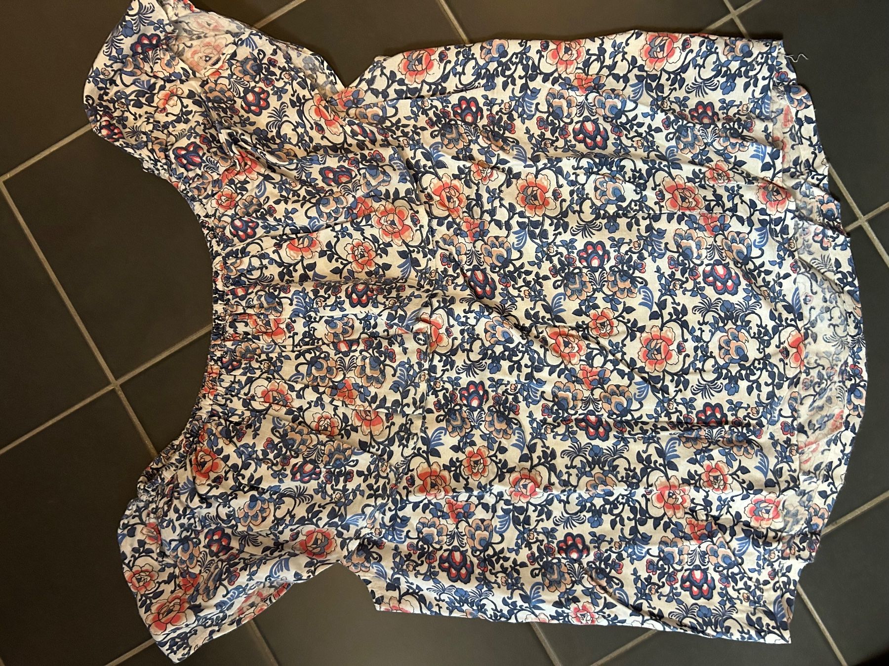 Blusen, T-Shirts & Tops: Blouse à volant / T. 176 - 16 ans – Gebraucht aus Daillens von guisepa