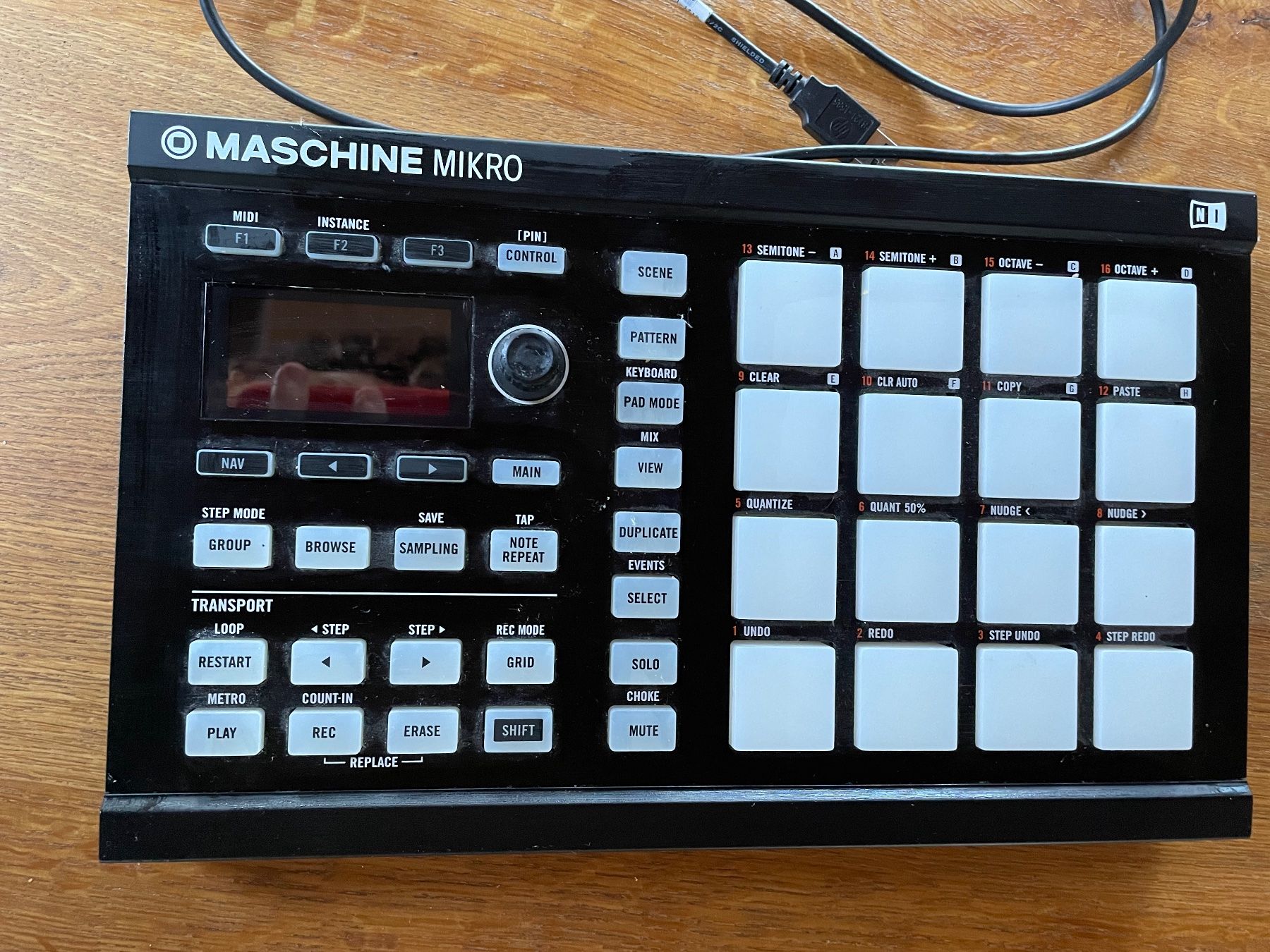 Systèmes de contrôle: Native Instruments Maschine Mikro Controller - wie neu – D'occasion à Aeugstertal par Minamoneter