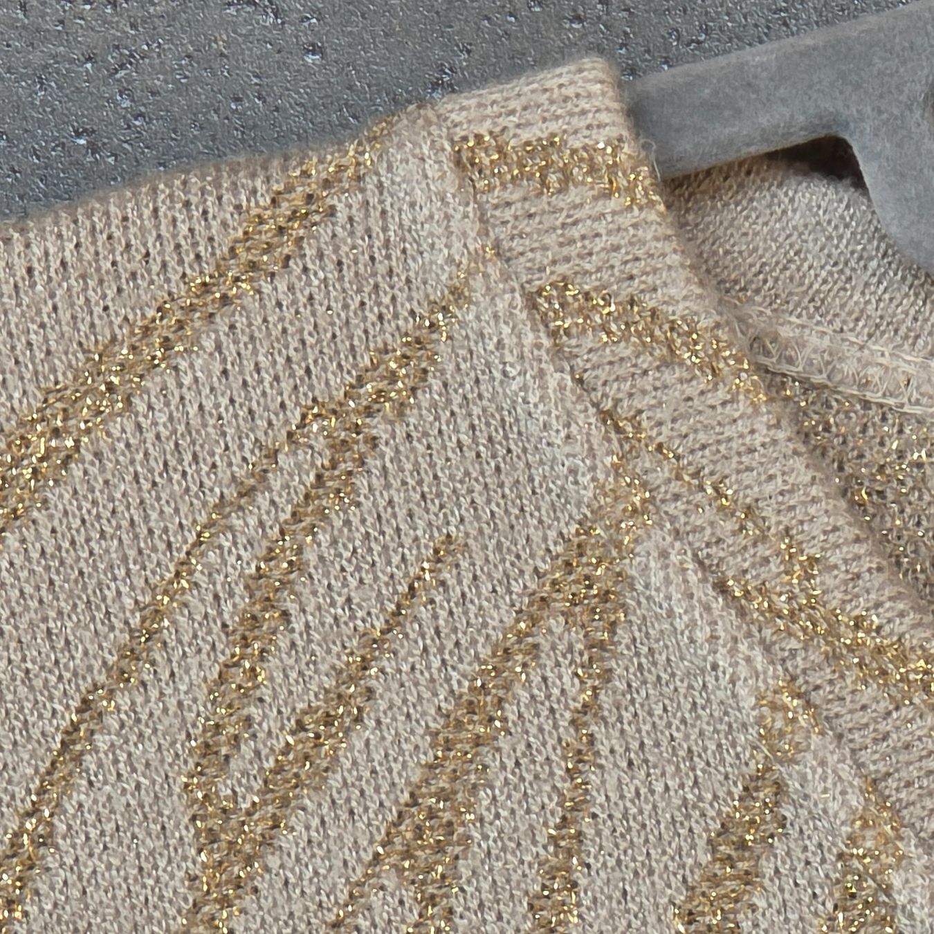 Maglioni & Felpe: 🐸 PULLOVER GOLD BEIGE SCHÖNES MUSTER – Nuovo (secondo la descrizione) da Môtier (Vully) venduto da Frogs 1