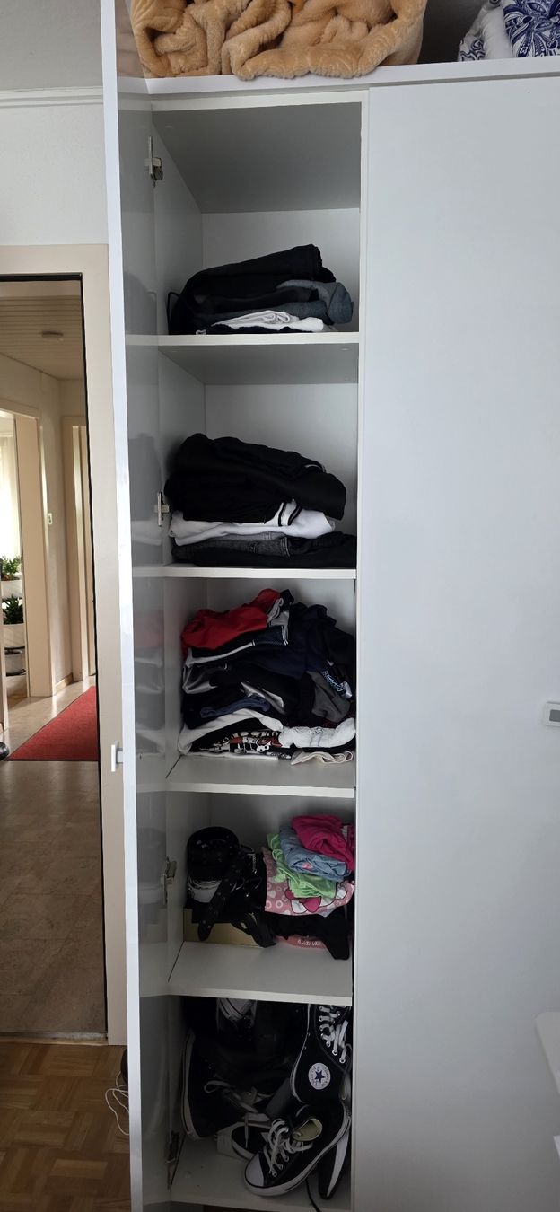 Armadi: Schrank 220 x 122 x 54 cm – Usato da Aeschi SO venduto da trindade 2