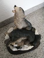 Wolfsfamilie auf Felsen