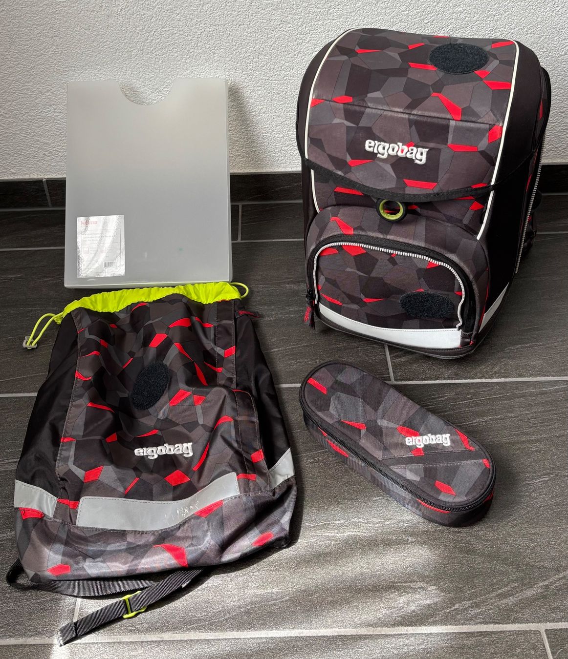 Ergobag Sacs & sacs à dos: Ergobag cubo light mit viel Zubehör – D'occasion à Rümlang par Loca21 2
