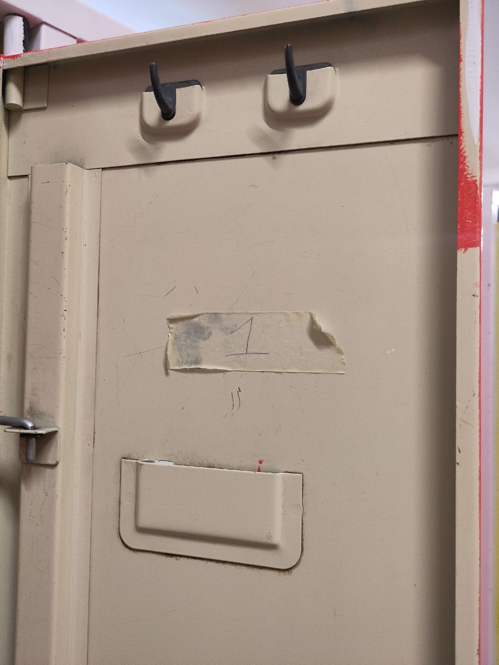 Armadi: Garderobenschrank/ Spind rot lackiert – Usato da Pratteln venduto da Cartonsducoeur_bl 3