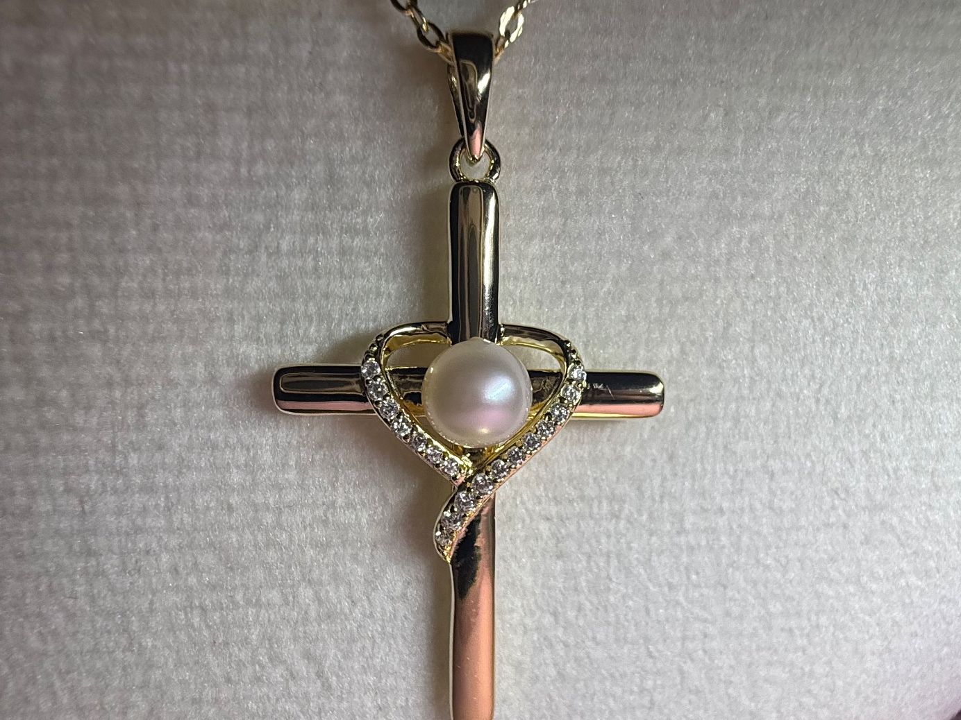 Catenine: Collier croix avec perle. Idéal pour communion, baptême – Nuovo e nell'imballaggio originale da St-Maurice venduto da Sandrinette123