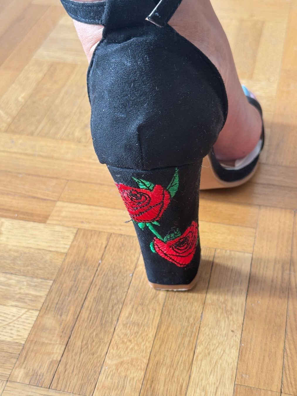 Scarpe da donna: Talons noirs détails de roses rouges – Usato da Montreux venduto da iza_peche8 2