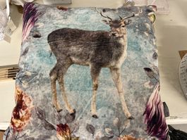 Edles Kissen mit Hirsch aus Samt und ganzem Inhalt