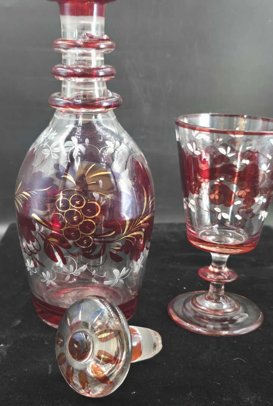 Karaffen: Karaffe mit Stöpsel, Buntglas mit 1 Glas – Gebraucht aus Rorschacherberg von snOOpydOg11 2