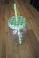 Glas mit Deckel und Strohhalm