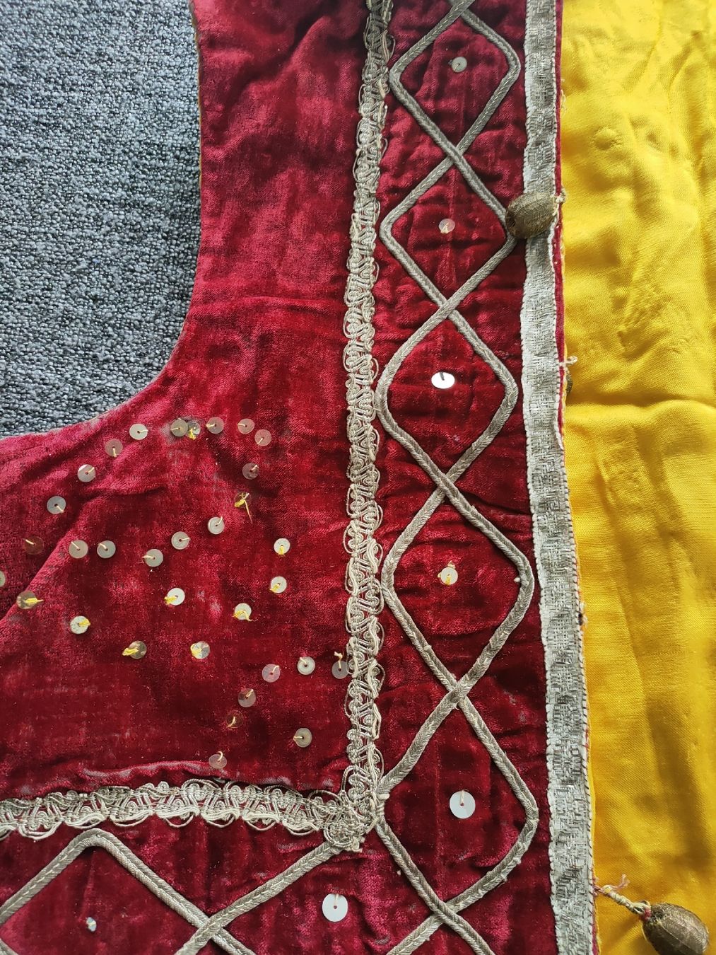 Costumi: Vintage Samtweste, Grösse M, rot/gold - – Usato da Gipf-Oberfrick venduto da minini 9