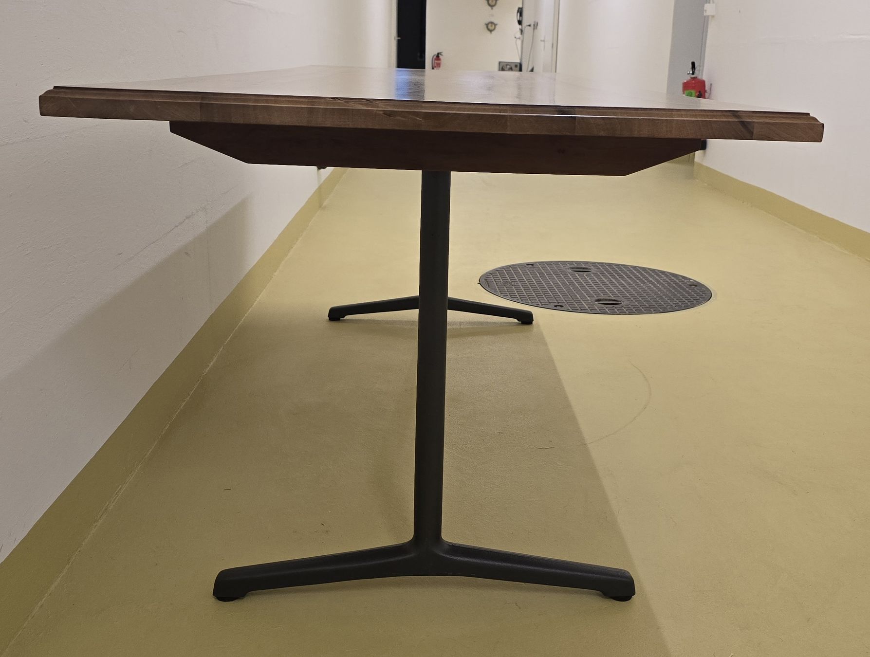 Tavoli: Beizentisch,  Esstisch,  Nussbaum – Nuovo (secondo la descrizione) da Zürich venduto da Reni8048 5