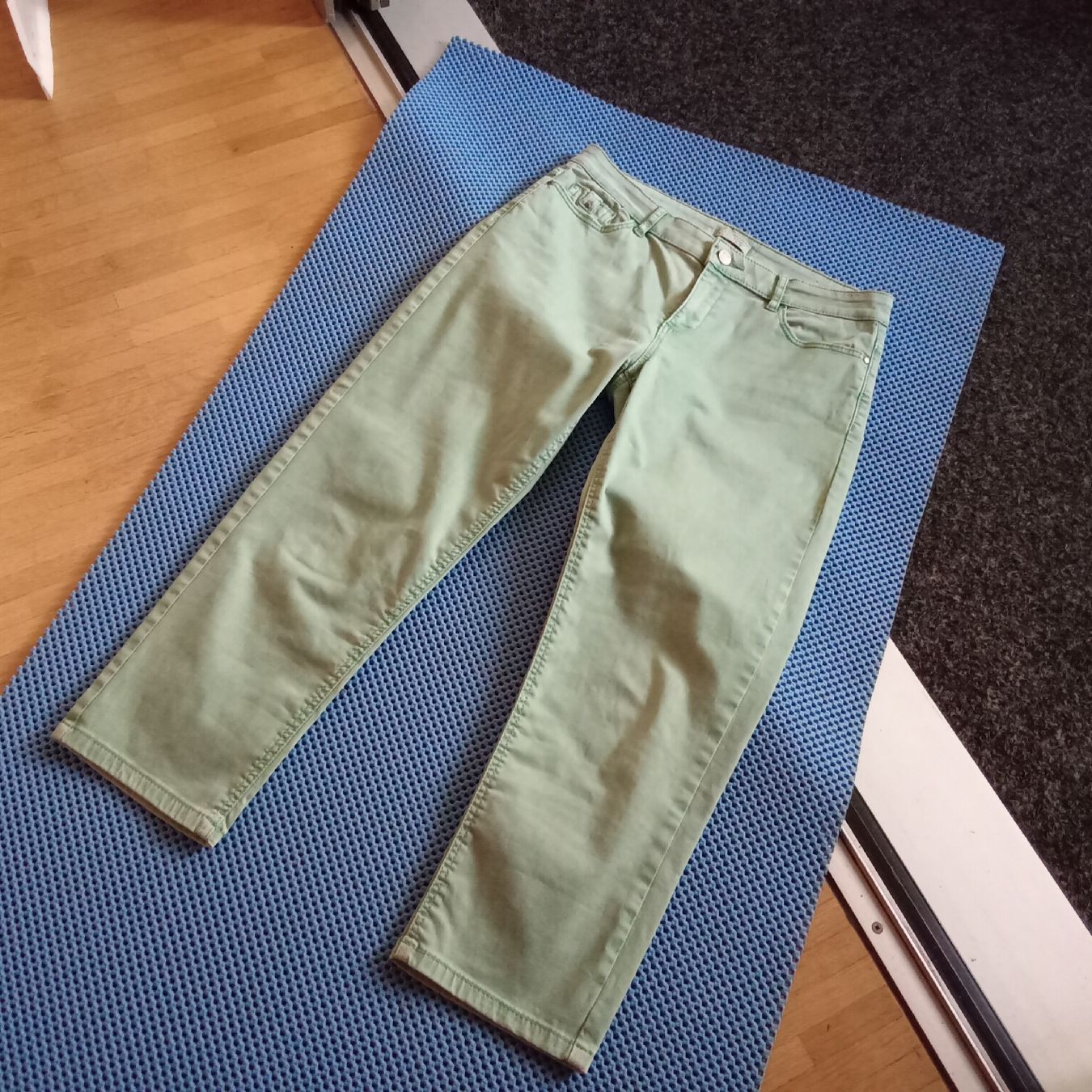 Lotti di vestiti: Da.-Hose grün: CHF 8.-- / cremefarb. Pullover CHF 6.-- – Usato da Frauenfeld venduto da clausi 6