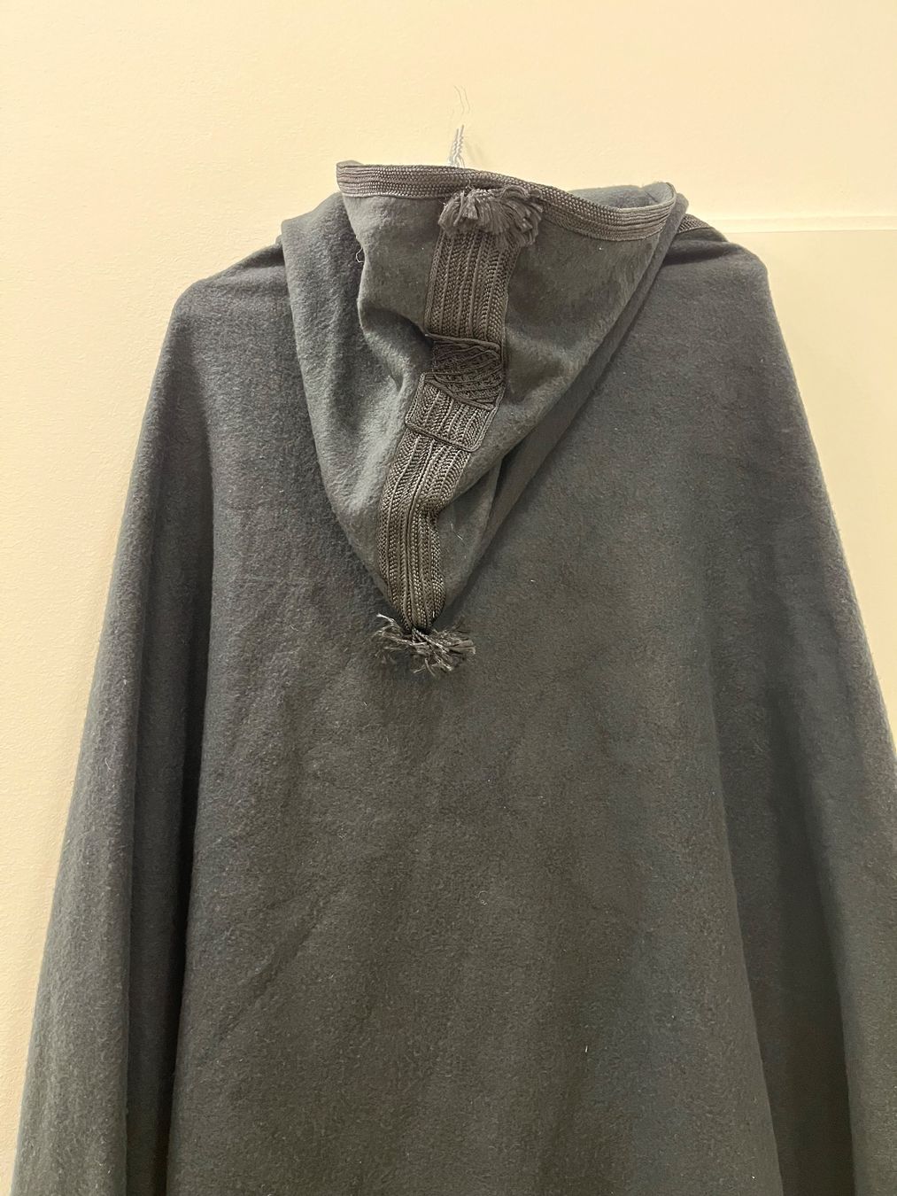 Altro in  Abbigliamento & Accessori: Grosses Cape mit Kapuze – Usato da Dornach venduto da npe_7dng 2