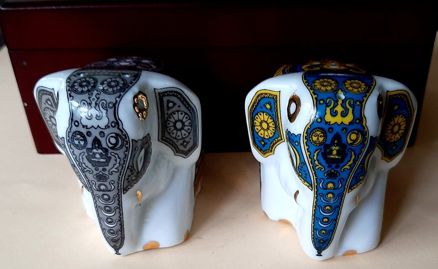 Tutte le decorazioni: 2 éléphants avec thé – Usato da Montet (Glâne) venduto da Koada2 2
