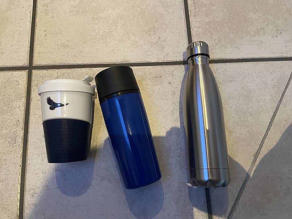Borracce & Thermos: 2 kaffeebecher und1 edelstahlflasche neu – Usato da Wollerau venduto da michel31