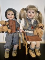Wunderschöne Porzellanpuppen, Mädchen und Junge mit Stühlen