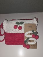 Gehäkelte Kirschen-Tasche mit Haarspangen