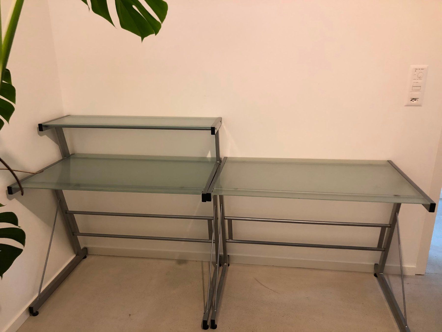 Bureaux: Bureau en verre trempé – D'occasion à La Tour-de-Peilz par MatthieuB1 1