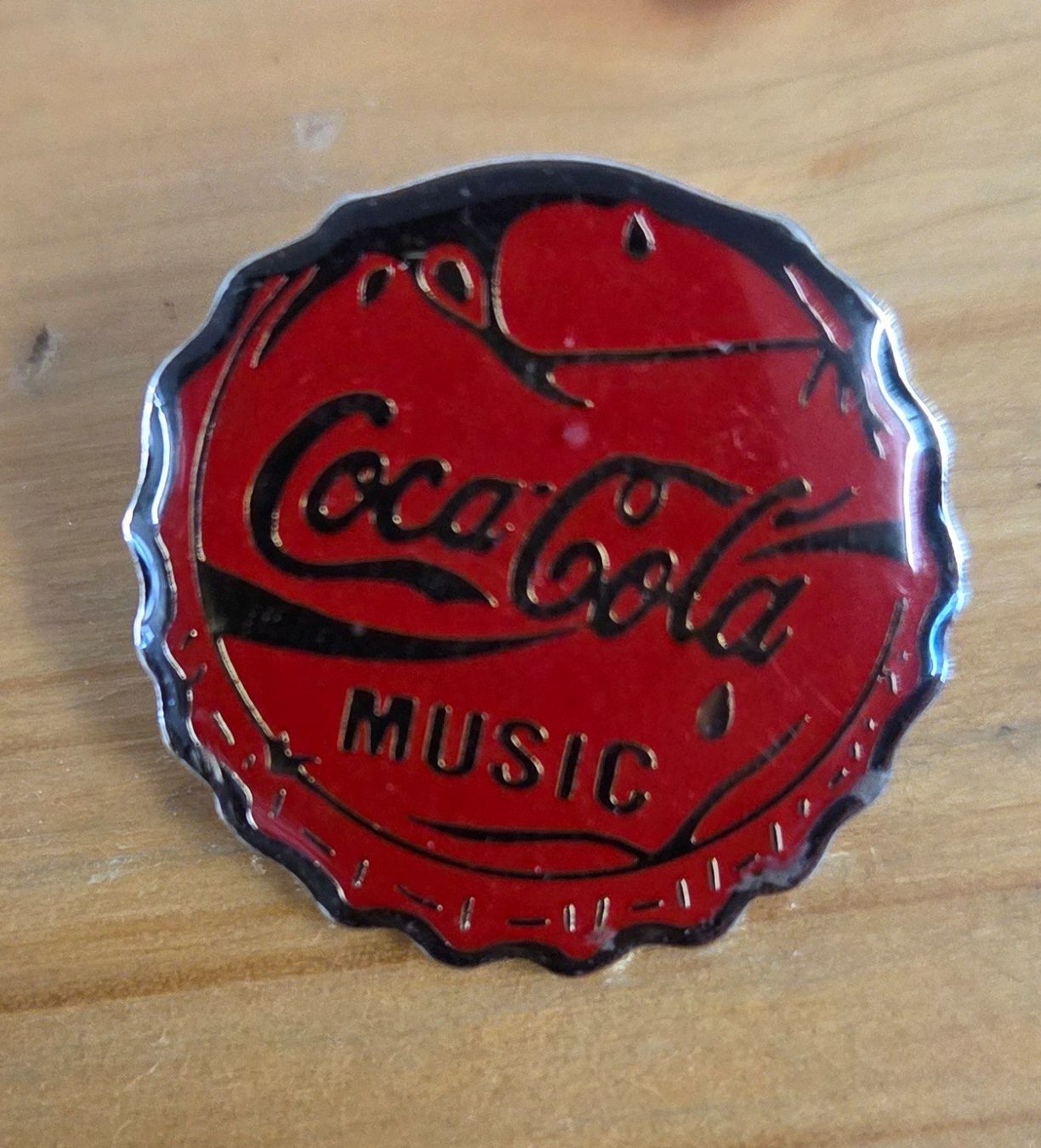 Coca-Cola Placchette & Badge: Pin, Coca-Cola Music, Flaschendeckel – Usato da Ettenhausen TG venduto da elgravuro