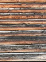 Naturbelassenes Tannenrundholz mit Walser Patina aus GR