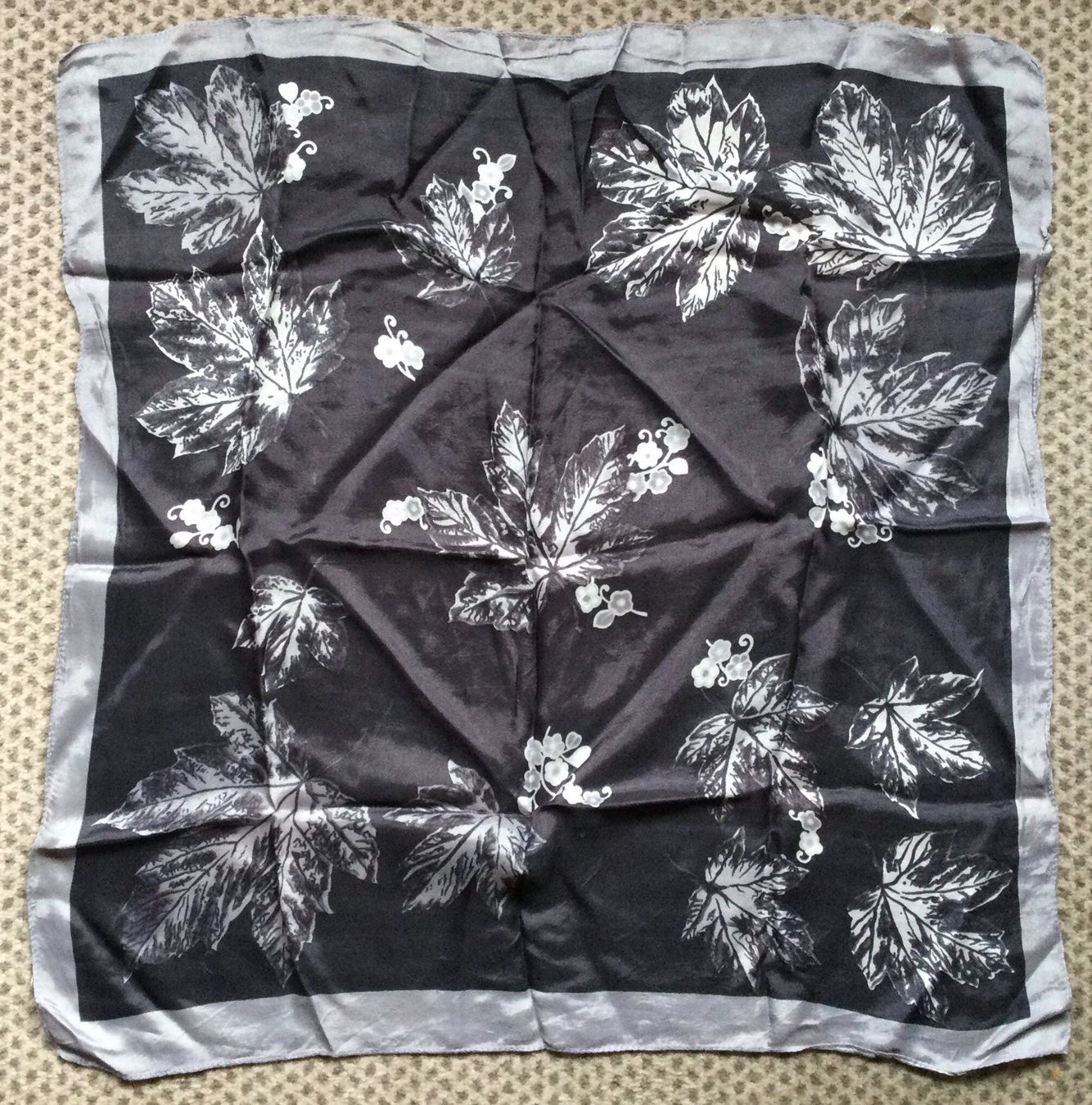 Foulard & Sciarpe: 10 Foulards, Polyester und Seide Schnäppchenpreis – Usato da Ulisbach venduto da sasha6 9