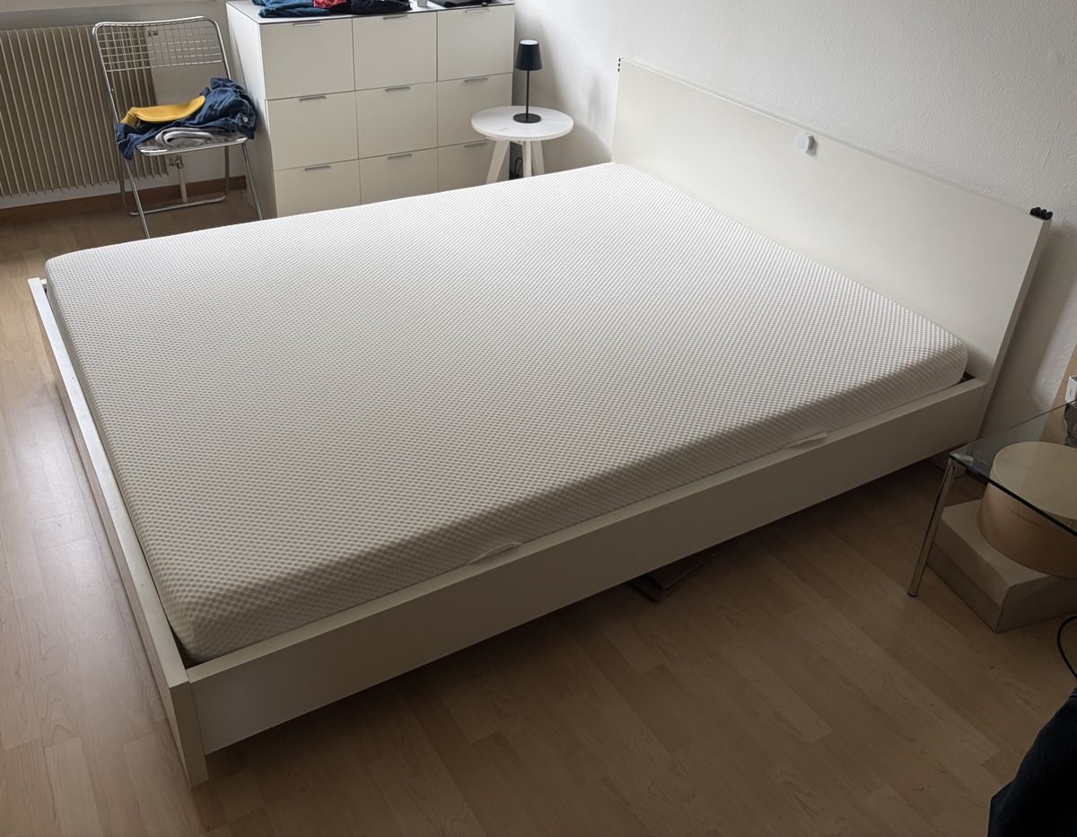 Betten: Double Bed White Frame with Slatted Base and Mattress – Gebraucht aus Interlaken von ReLovedObjects 4