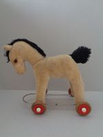 Altes Stoffpferd auf Rädern
