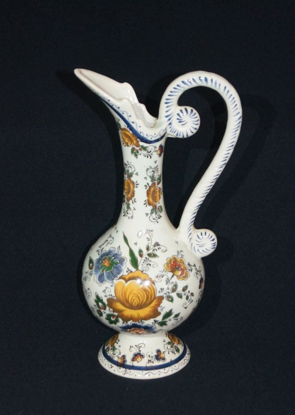 Karaffen: Wunderbarer, opulent gestalteter Krug aus Delft – Defekt aus Geroldswil von ARTEFACTO