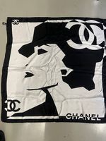 Foulard en soie Chanel Coco Mademoiselle