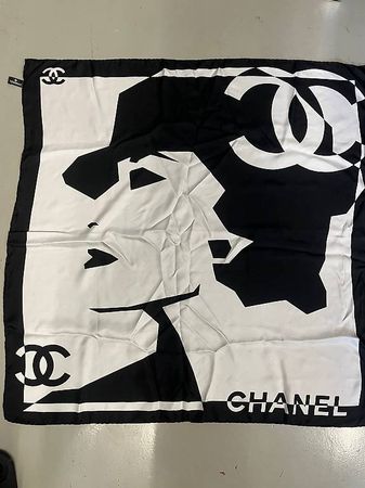 Foulard en soie Chanel Coco Mademoiselle