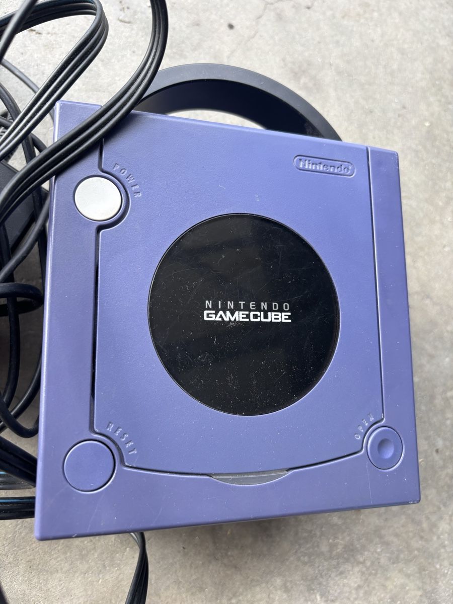 Nintendo Consoles: Nintendo GameCube console violette avec accessoires – D'occasion à Corin-de-la-Crête par Iggyjones 1