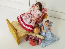 3x Antike miniature Puppen mit Bettchen & Zubehör