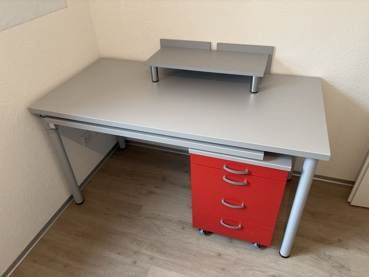 Schreibtische: Bureau d'angle repliable gris avec caisson rouge – Gebraucht aus Biel/Bienne von Al1552 1