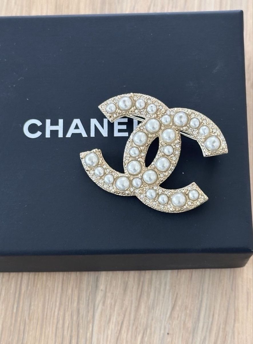 Chanel Spille & Fermagli: CHANEL Brosche mit Perlen und Strasssteinen – Usato da Luzern venduto da nat_b6wh 1