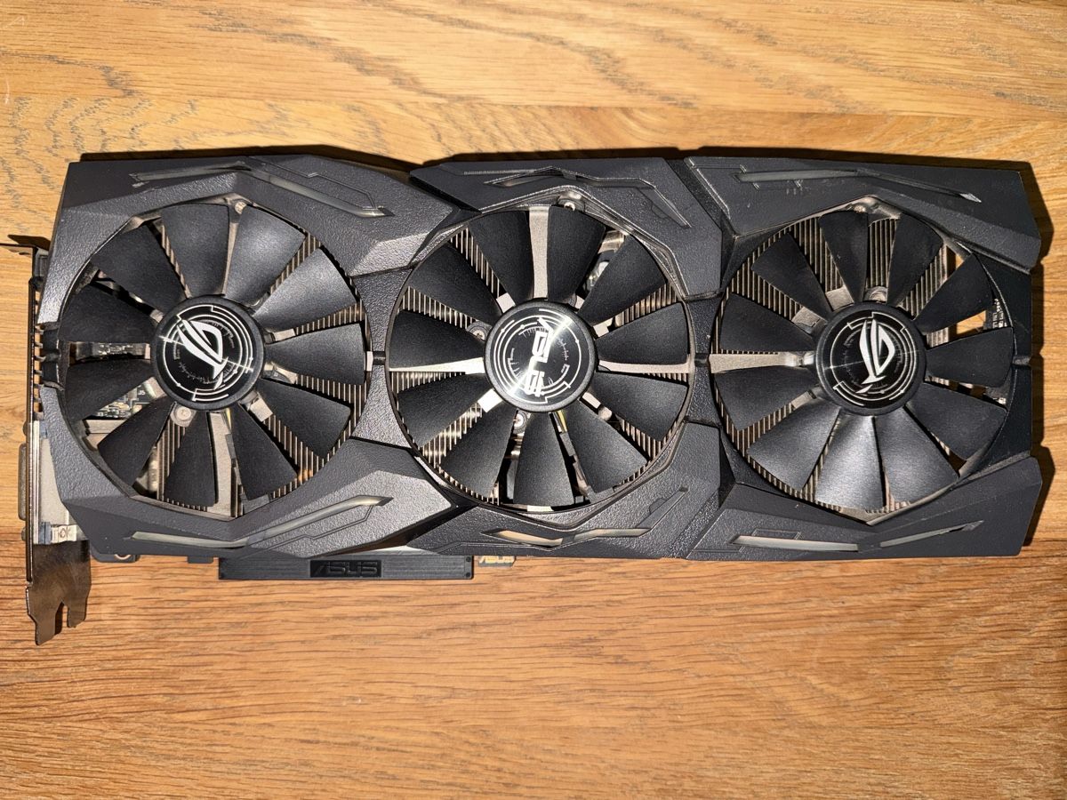Asus Schede grafiche: ROG Strix GeForce GTX 1080Ti (16) – Usato da Baar venduto da Accenta