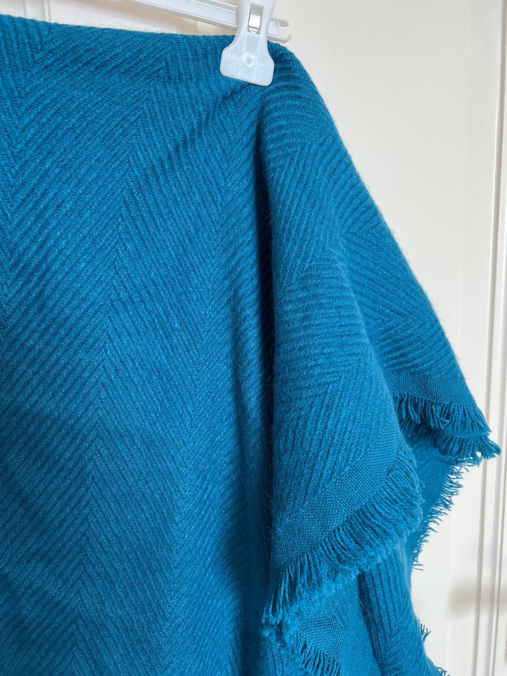 Foulard & Sciarpe: Grande écharpe bleu pétrol – Usato da Neuchâtel venduto da Thesebootsaremadeforwalking 1