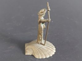 Winzige Pilgerfigur auf Muschel Jakobsweg Bronze Vintage