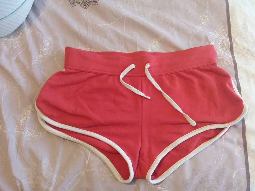 Short Rouge H&M - Taille 8 - Occasion Très Bon état - Détails Volants Et Fermeture
