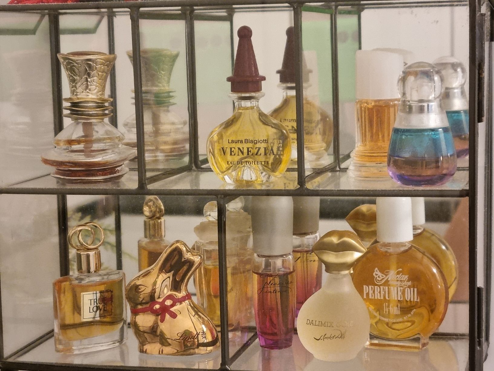 Vetrine: Vitrine aus Glas in Hausform, mit kl. Parfums – Usato da Laupen BE venduto da Bombers 2