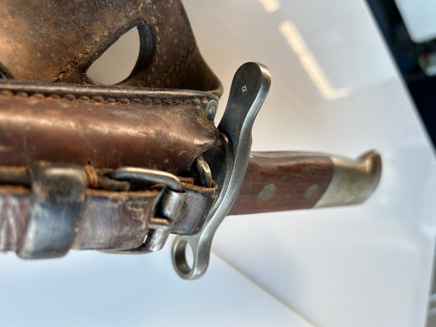 Schweizer Armee Stichwaffen: Schweizer Bajonett Elsener mit Tragegestell, Leder, alt – Gebraucht aus Titterten von Ameanrio