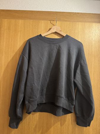 grauer Pullover