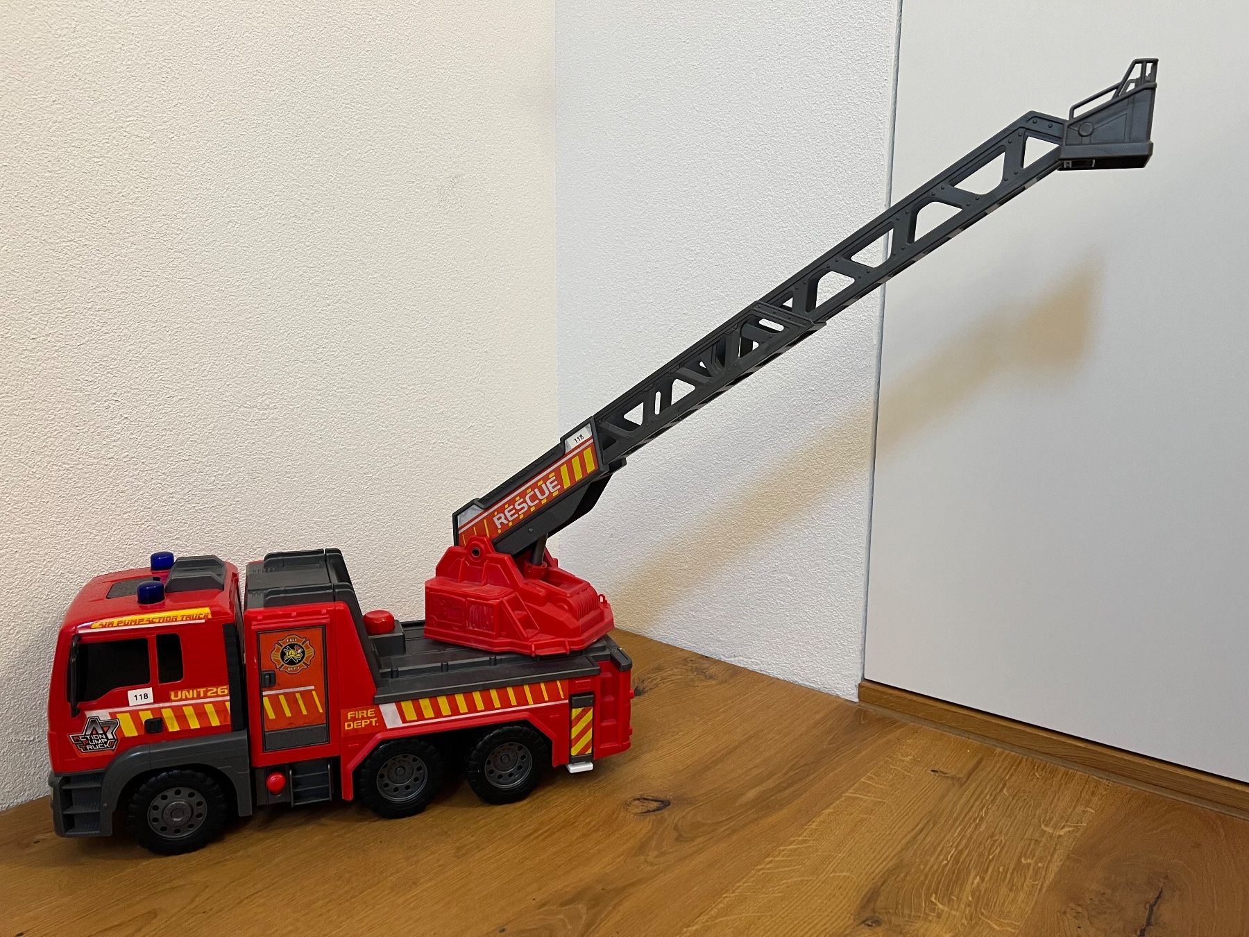 Spielzeuge: Grosses Feuerwehr-Spielzeugauto – Gebraucht aus Lengnau BE von Rubin27 2