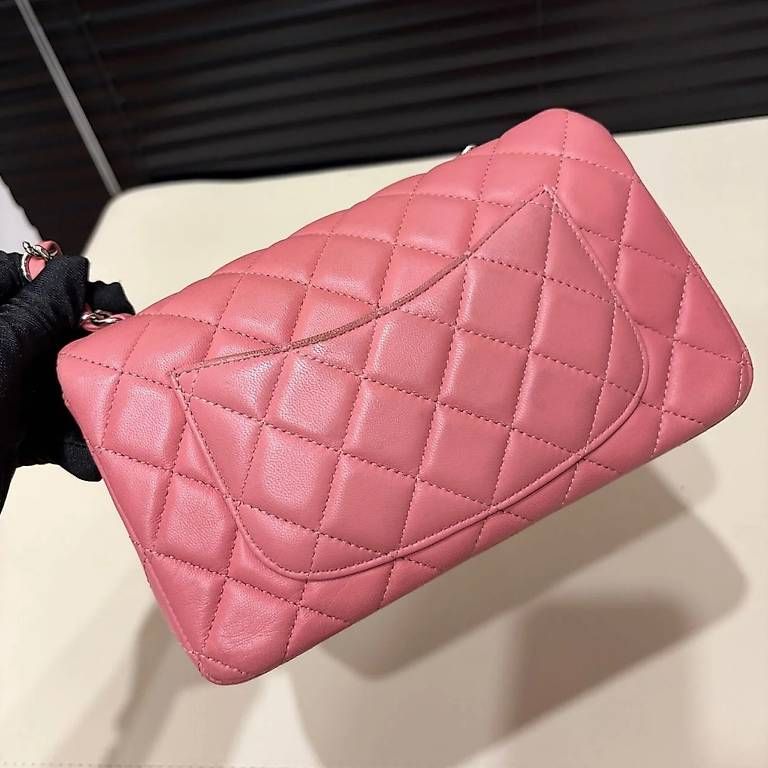 Taschen für Damen: Chanel Classic Flap Mini Rectangulaire Rose – Gebraucht aus Lausanne von Temamapaire 1