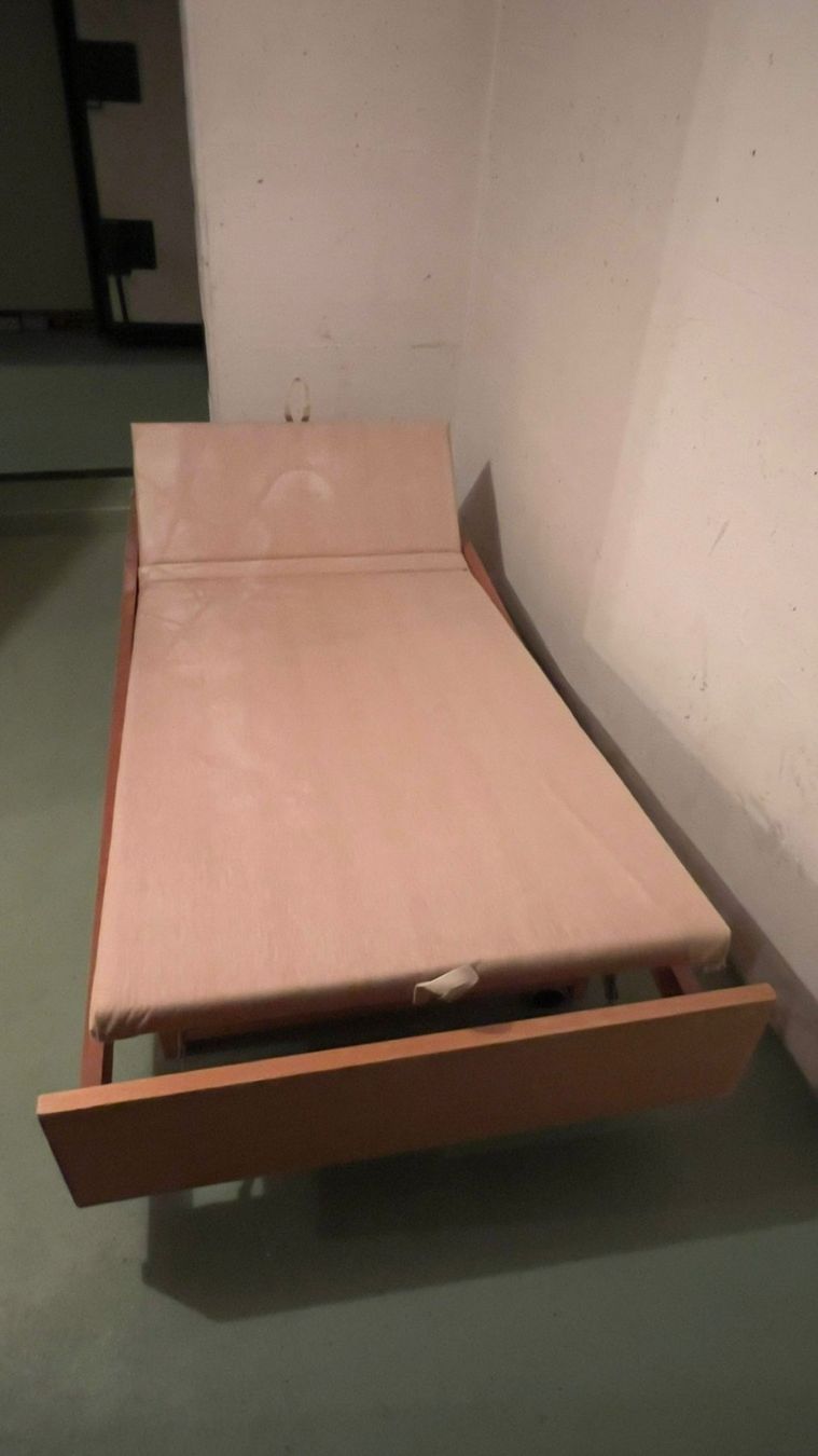 Lits: Adjustable bed with mattress – D'occasion à Uster par Edospace 2