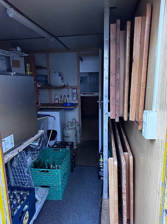 Contenitori edile: Buvette-Container mit Einbauküche – Usato da Münsingen venduto da Lulukaku 4