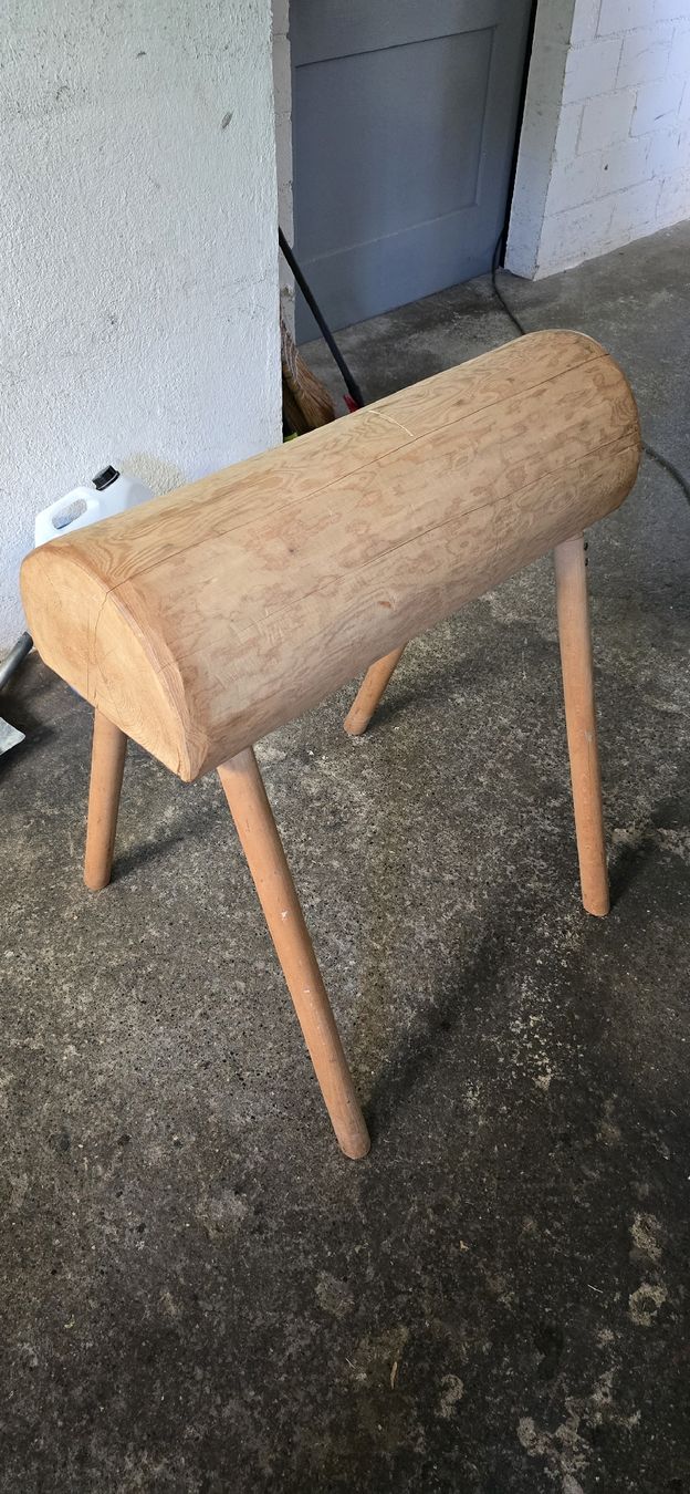 Holzartikel: Massiver Holzbock mit 4 Beinen  – Gebraucht aus Waltenschwil von riggeli61