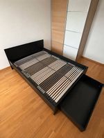 Lit noir en bois  140 × 200 cm avec sommier 