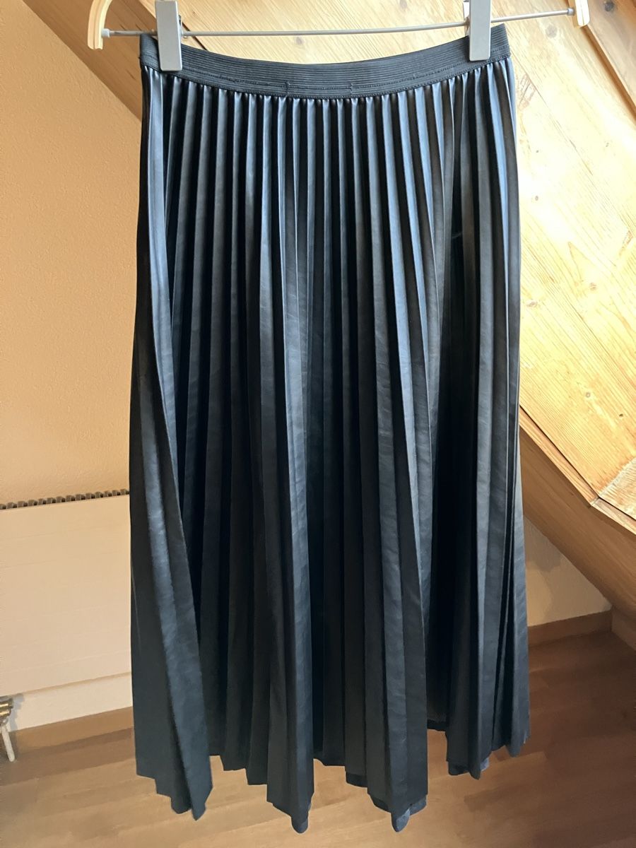 Esprit Gonne: schwarzer Plisserock Gr. 32 – Usato da St. Gallen venduto da andreav.