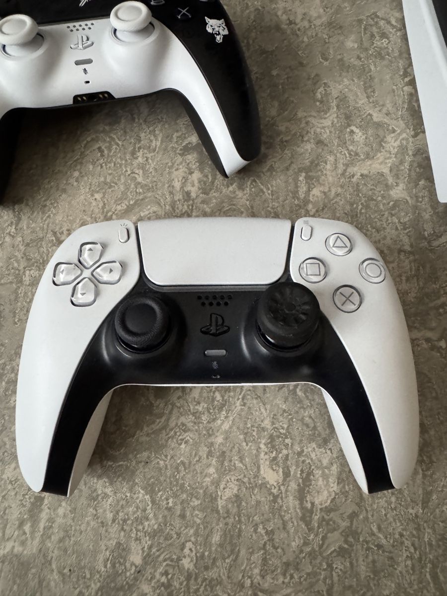 Sony Console: PS5 Disc Edition mit 2 gamepad  – Usato da St. Gallen venduto da sou_qbb5 1